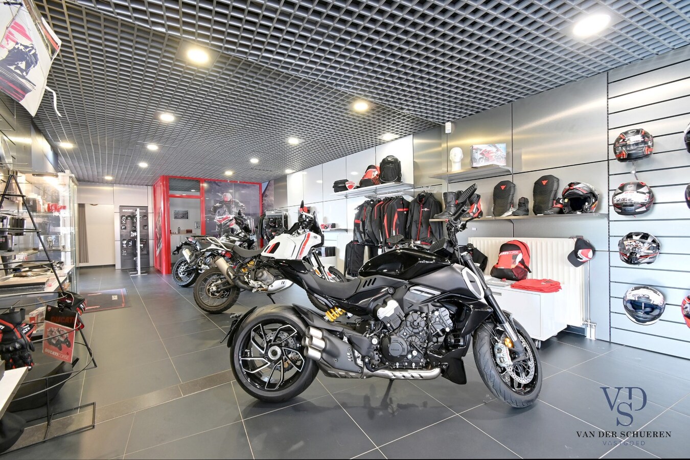 Multifunktioneel pand op top-ligging. 