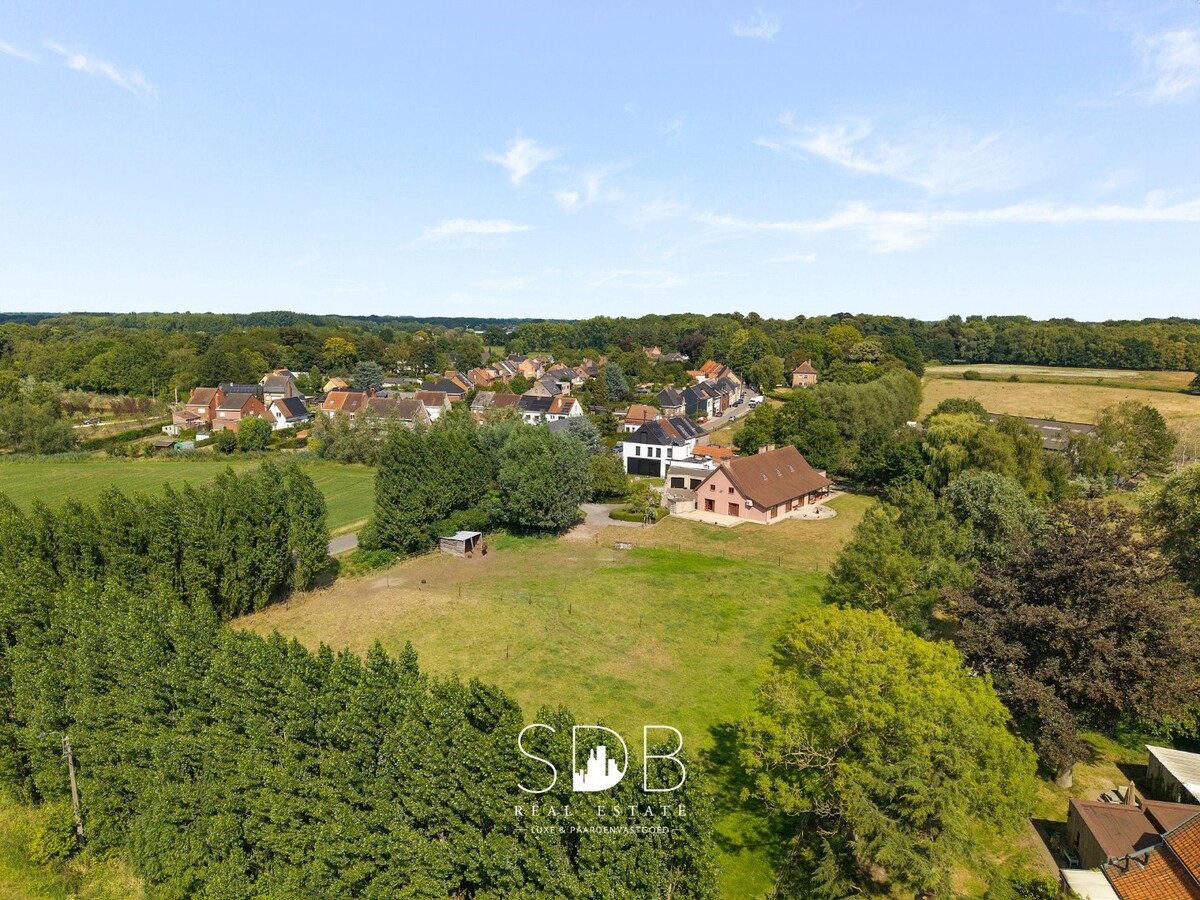 Hedendaagse villa met gezinstuin en graslanden op 7.496m² 
