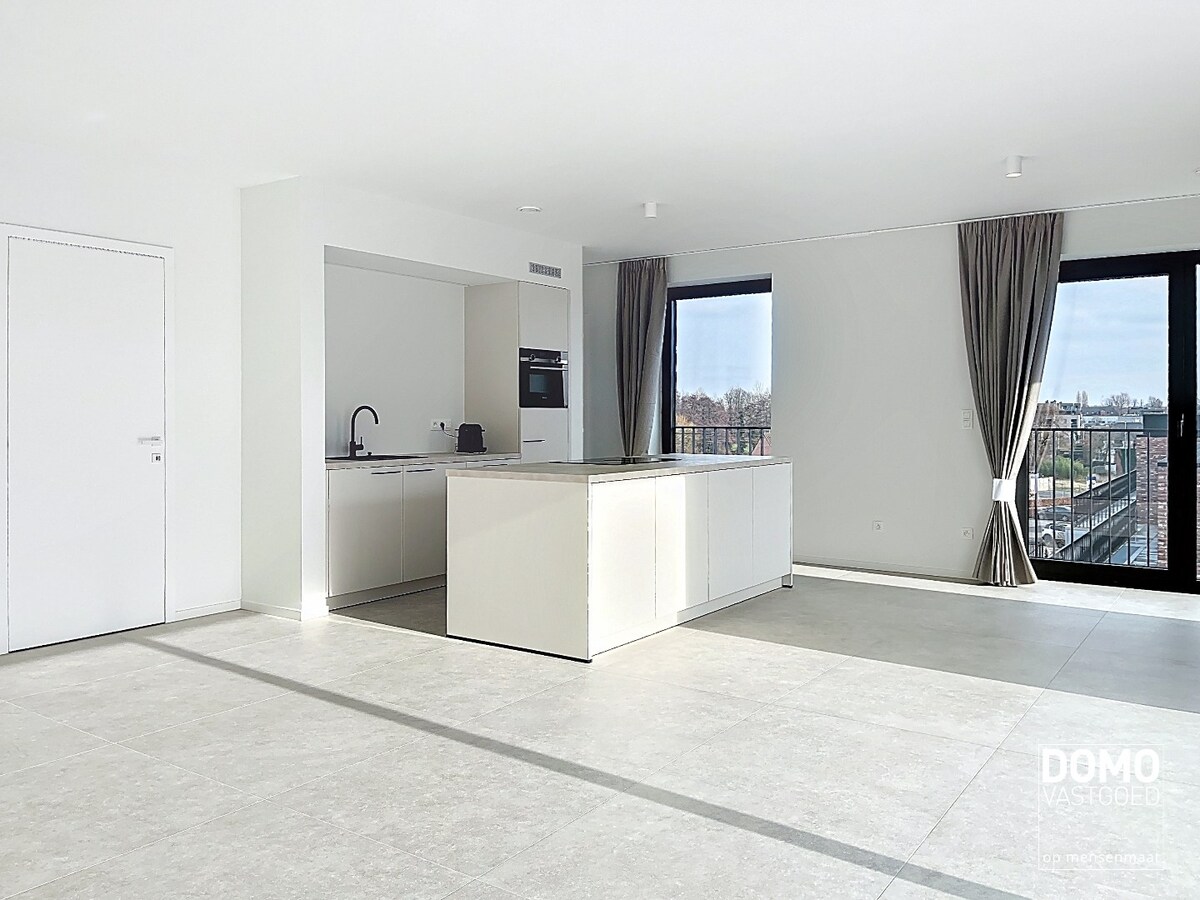 Penthouse met twee slaapkamers, ruim terras en autostandplaats te Kermt 