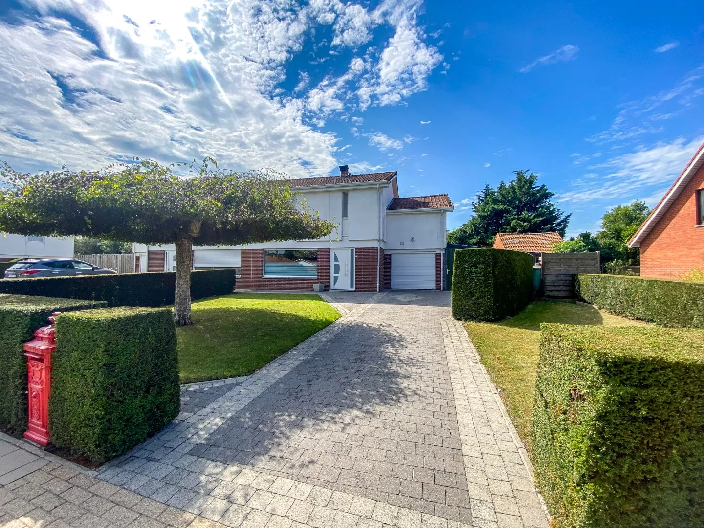 Halfopen bebouwing op 581 m² gelegen in een rustige woonwijk.