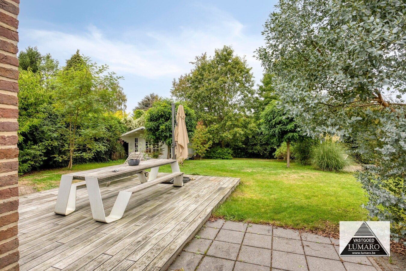 Villa onder moderne architectuur, residentiële bosomgeving. 3 slaapkamers, hobbyruimten 