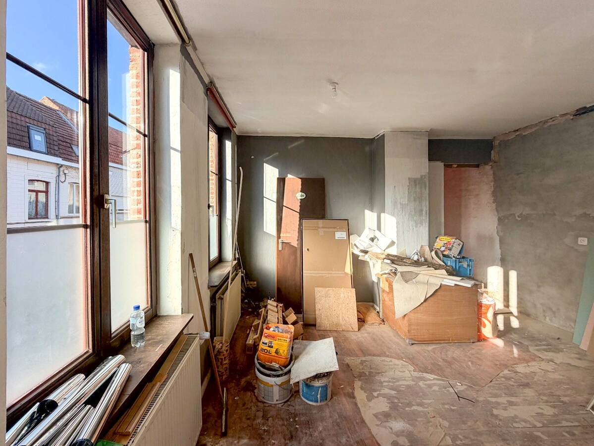 UNIEK en ruime KARAKTERVOLLE  woning met handelspand nabij de Grote Markt ! 