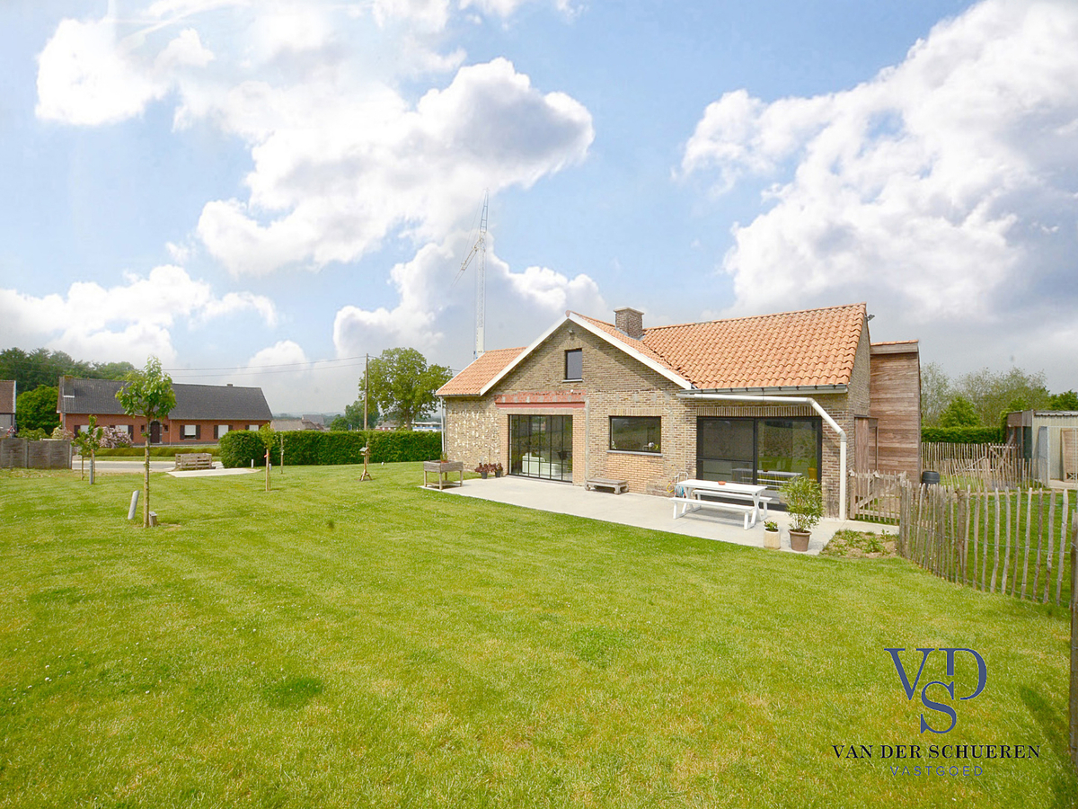 Exceptioneel gelegen, eigentijdse bungalow-villa. 