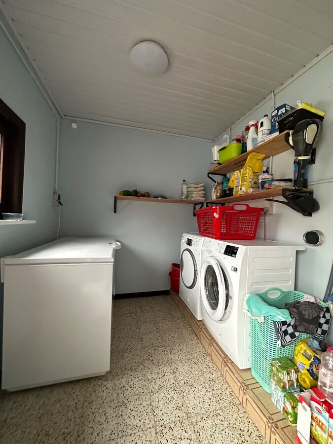 Ruime woning met 5 slaapkamers te Zwevezele 