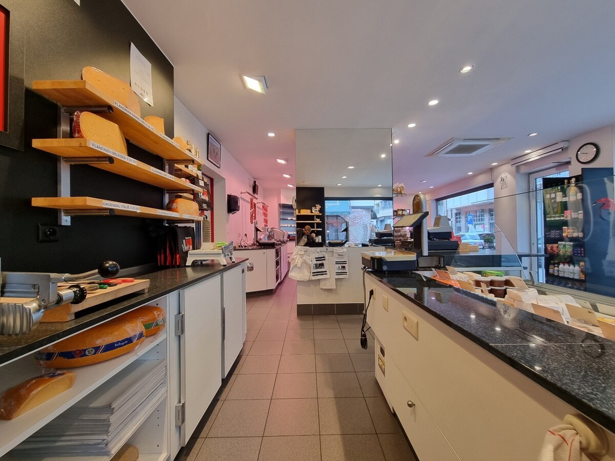 Handelszaak (hoekligging) op absolute topligging in Heist 