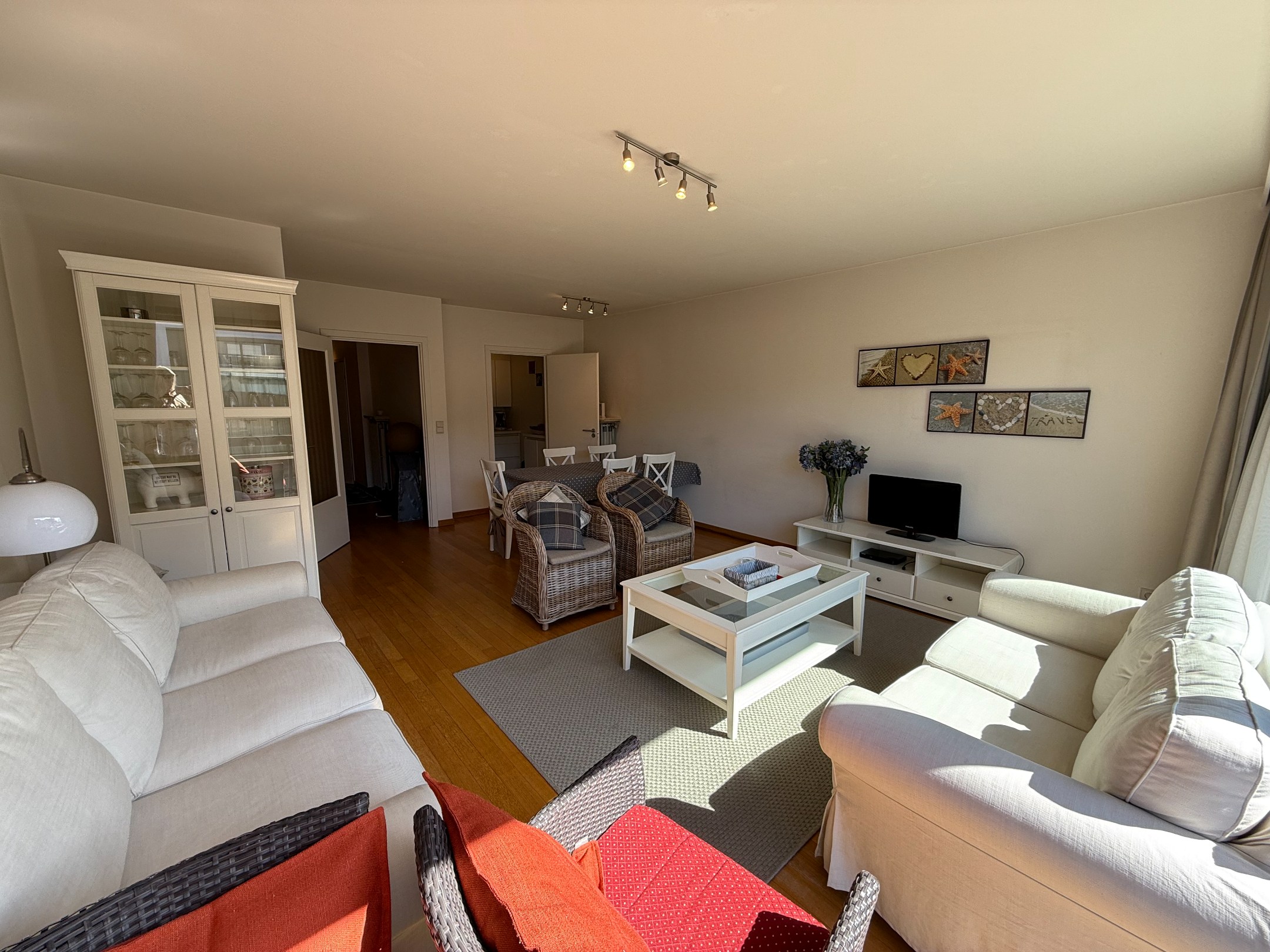 GEMEUBELD: 2- slaapkamer appartement gelegen op een toplocatie in de Van Bunnenlaan 