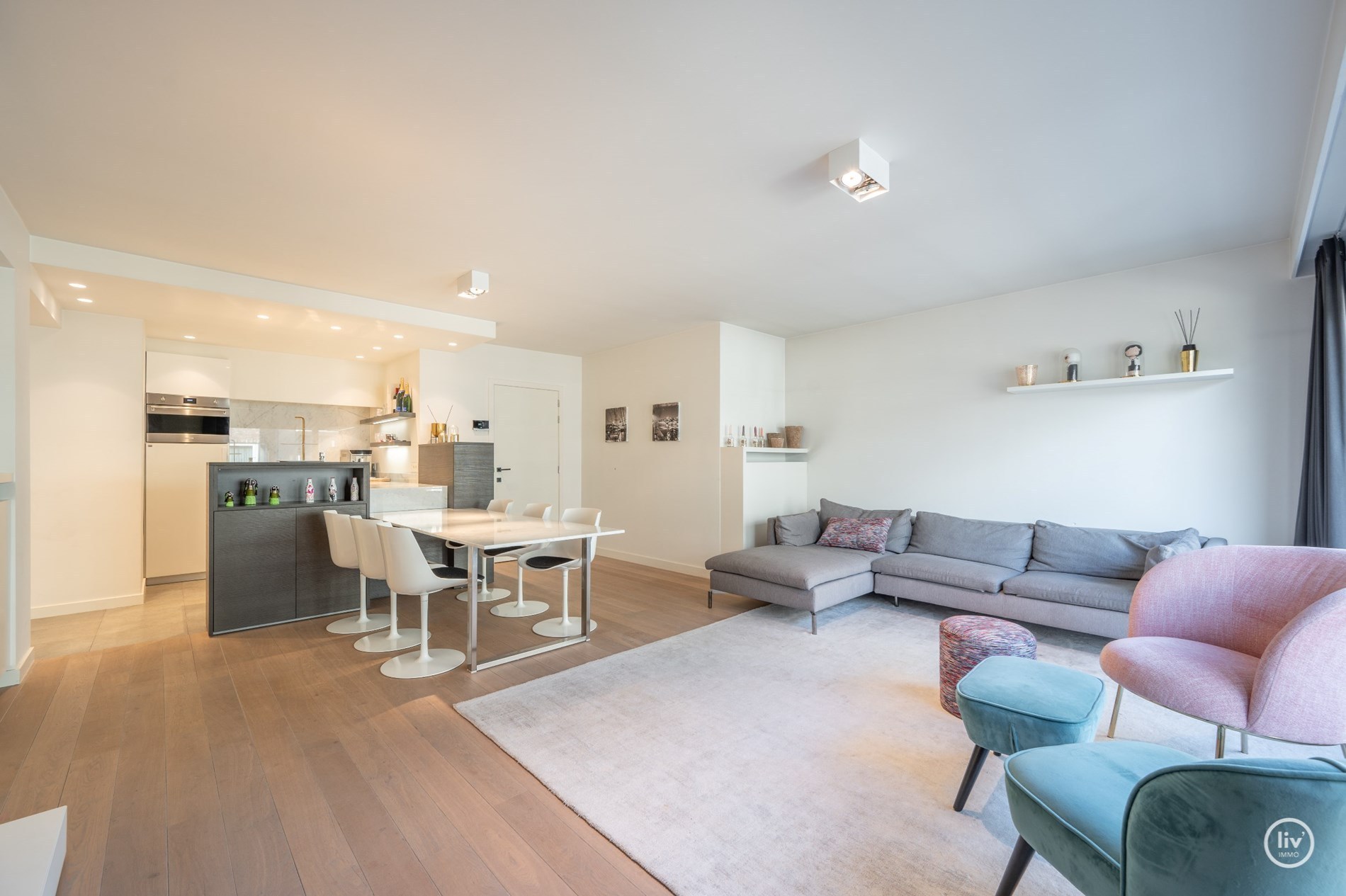 Instapklaar appartement met 3 slaapkamers een mooie gevelbreedte van bijna 7 meter  op een toplocatie vlakbij het Rubensplein en het strand. Mogelijkheid tot aankoop van een parking op het gelijkvloe 