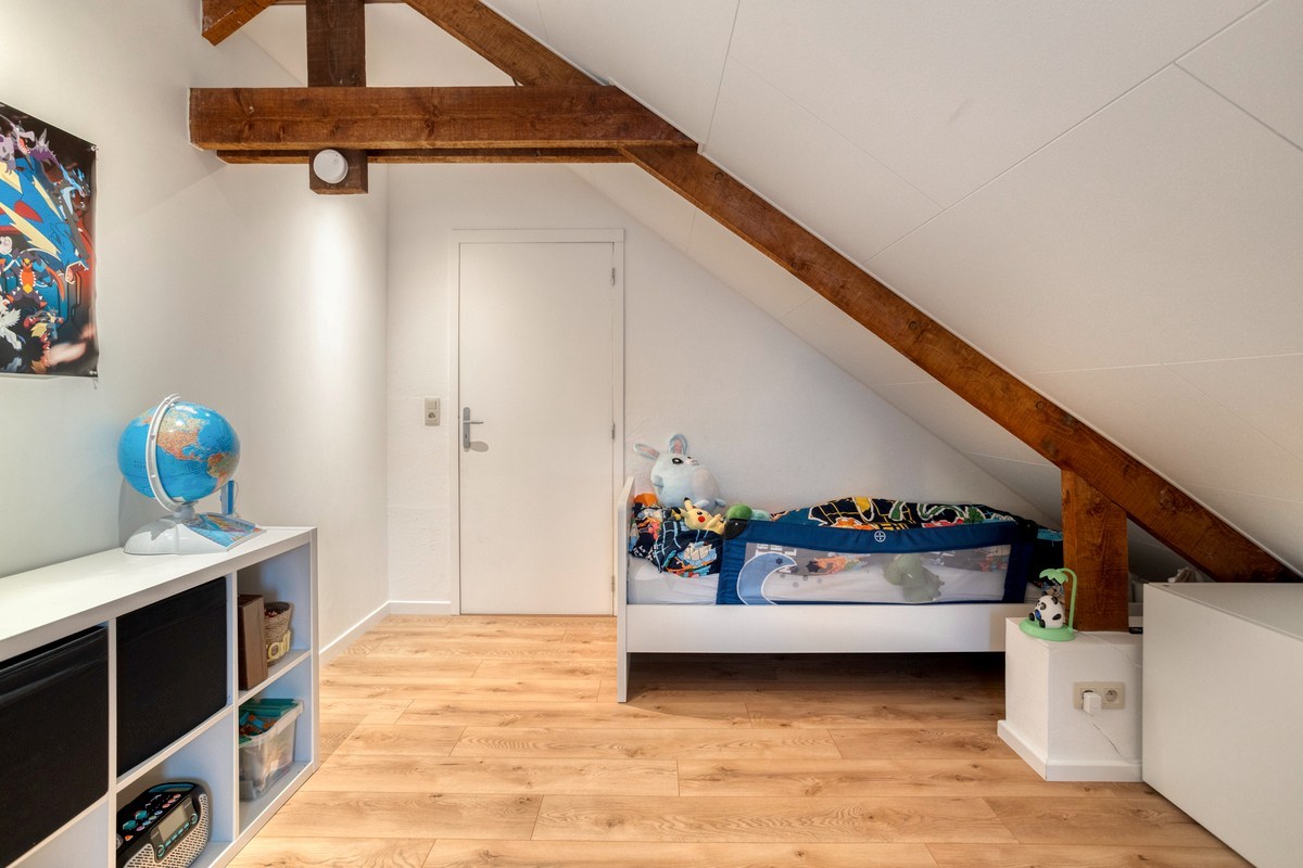 Charmante energiezuinige halfopen bebouwing met 4 slaapkamers, bureau en tuin in centrum Brasschaat 