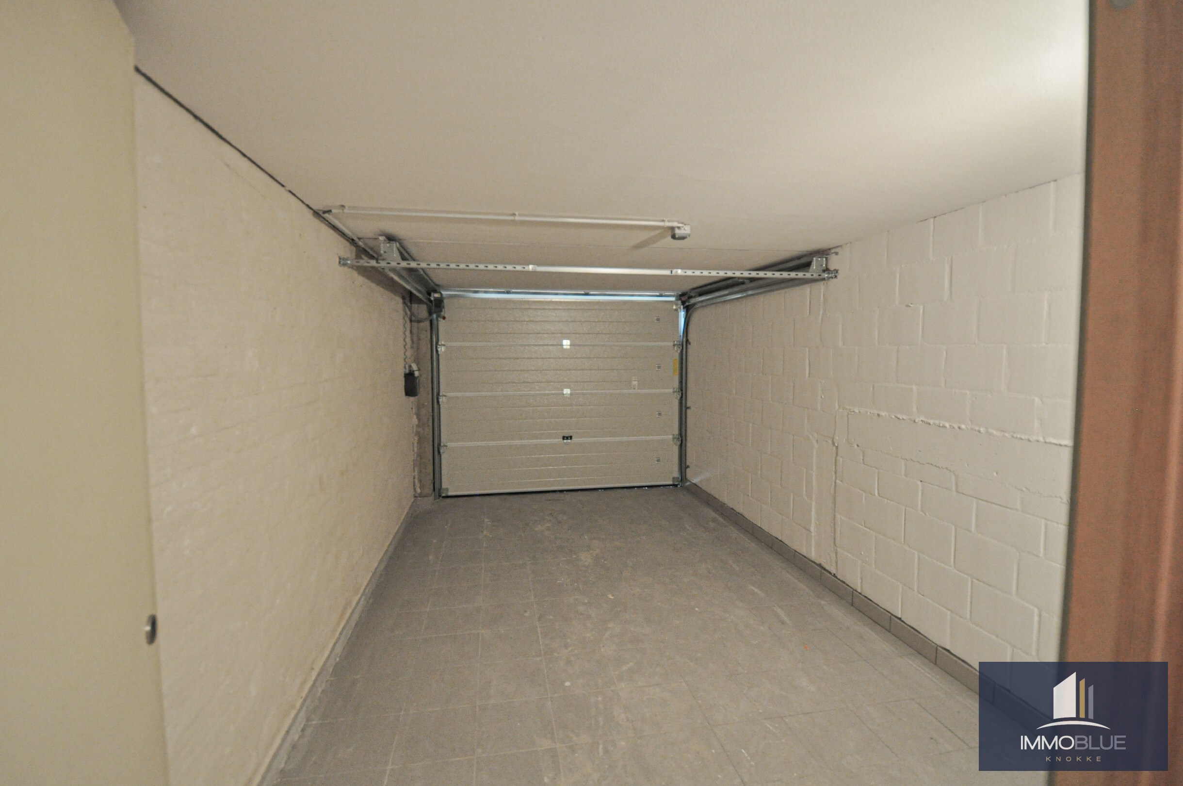 Grand local commercial avec garage intérieur situé au Zoute. 