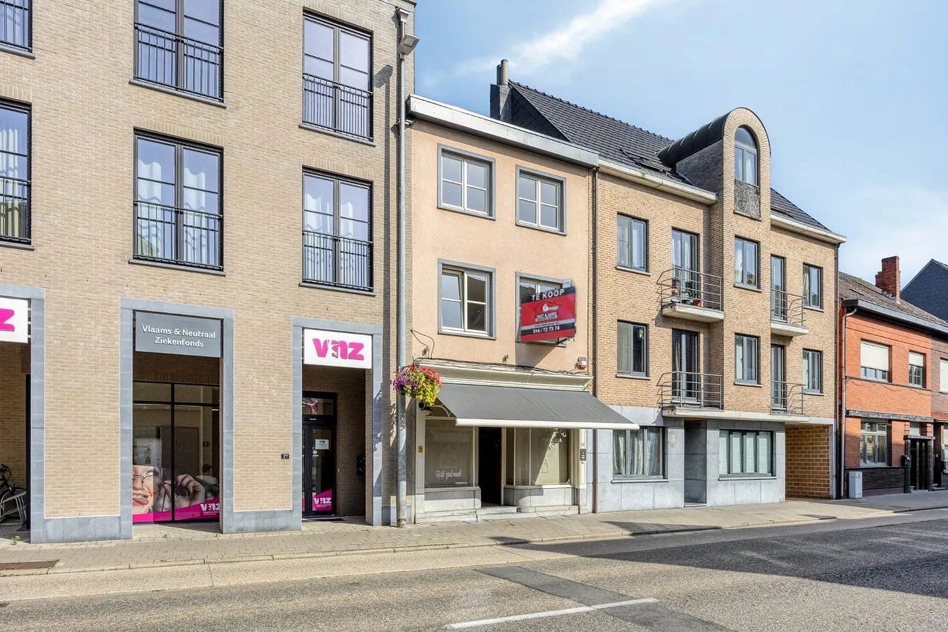 Ruime handelswoning met 2 slpk., dubbele garage en 2 staanplaatsen in centrum Mol 