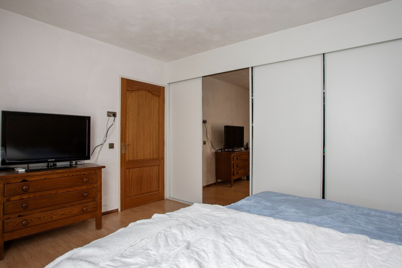 Vrijstaande degelijk gebouwde woning met inpandige dubbele garage. 