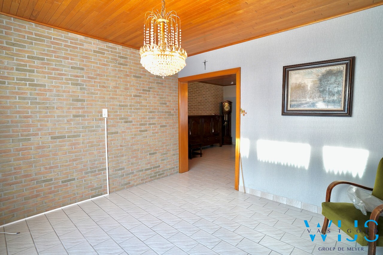 Halfopen bebouwing met vernieuwd dak en topligging in hartje Evergem ! 