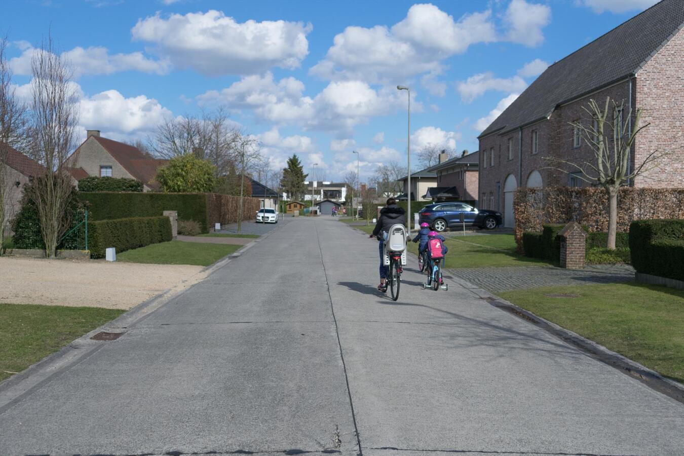 Gelijkvloers villa-appartement met zonnige tuin op toplocatie 
