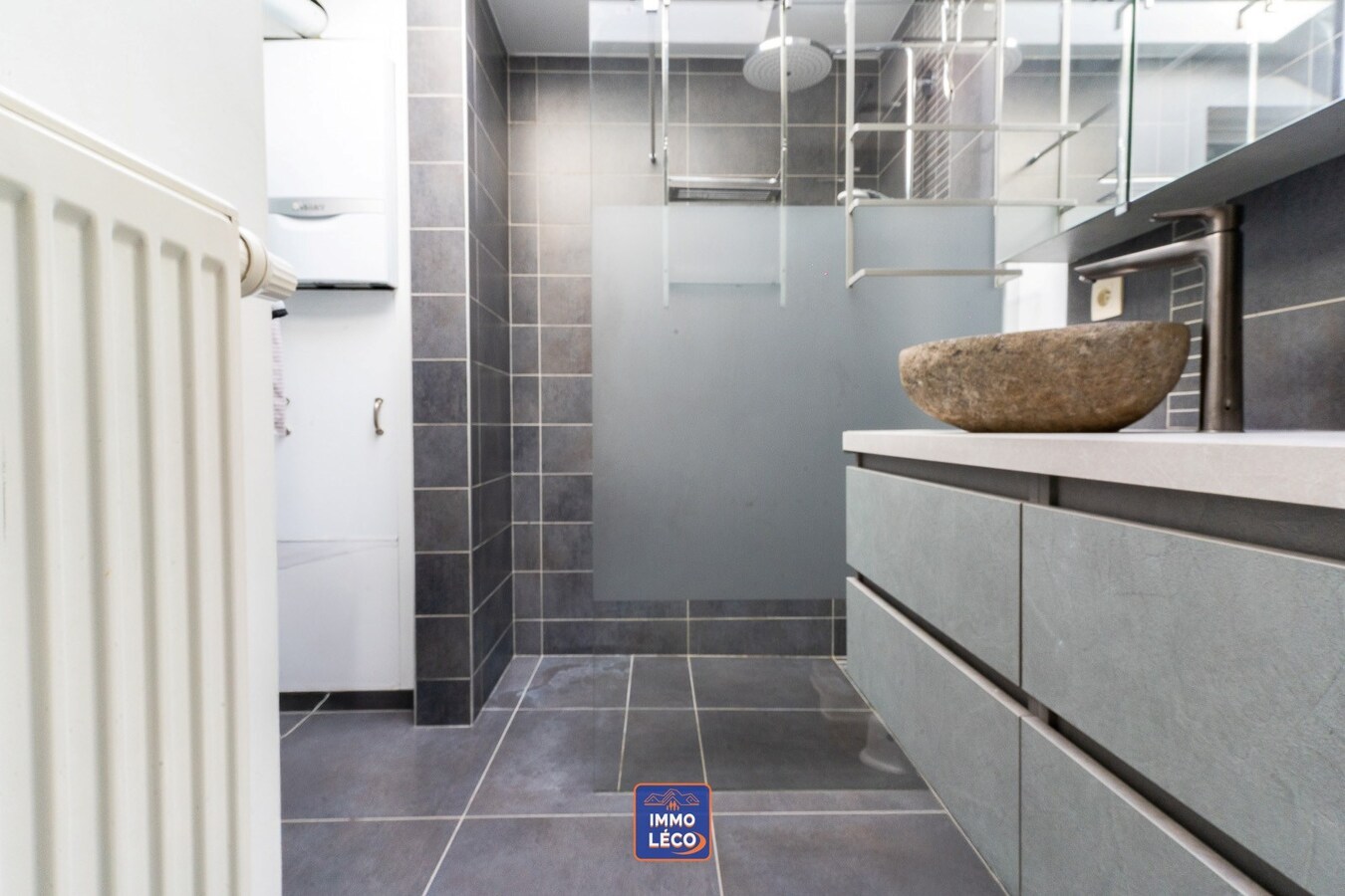 Maison rénovée érigée sur un terrain de 1448m² avec grand parking privatif, TOP SECTEUR 