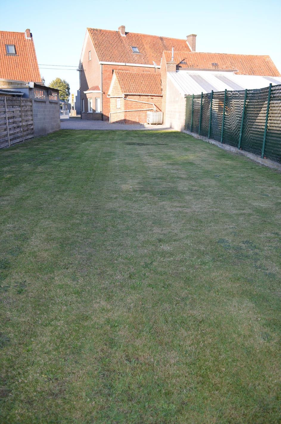 Op te frissen woning op 540m² met 3 slpks, garage en tuin te Adegem 