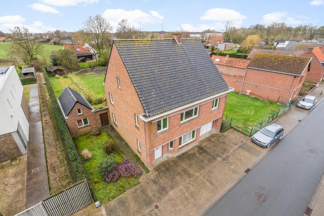 Rustige gelegen open bebouwing met bouwgrond op 1780 m² te Koekelare 