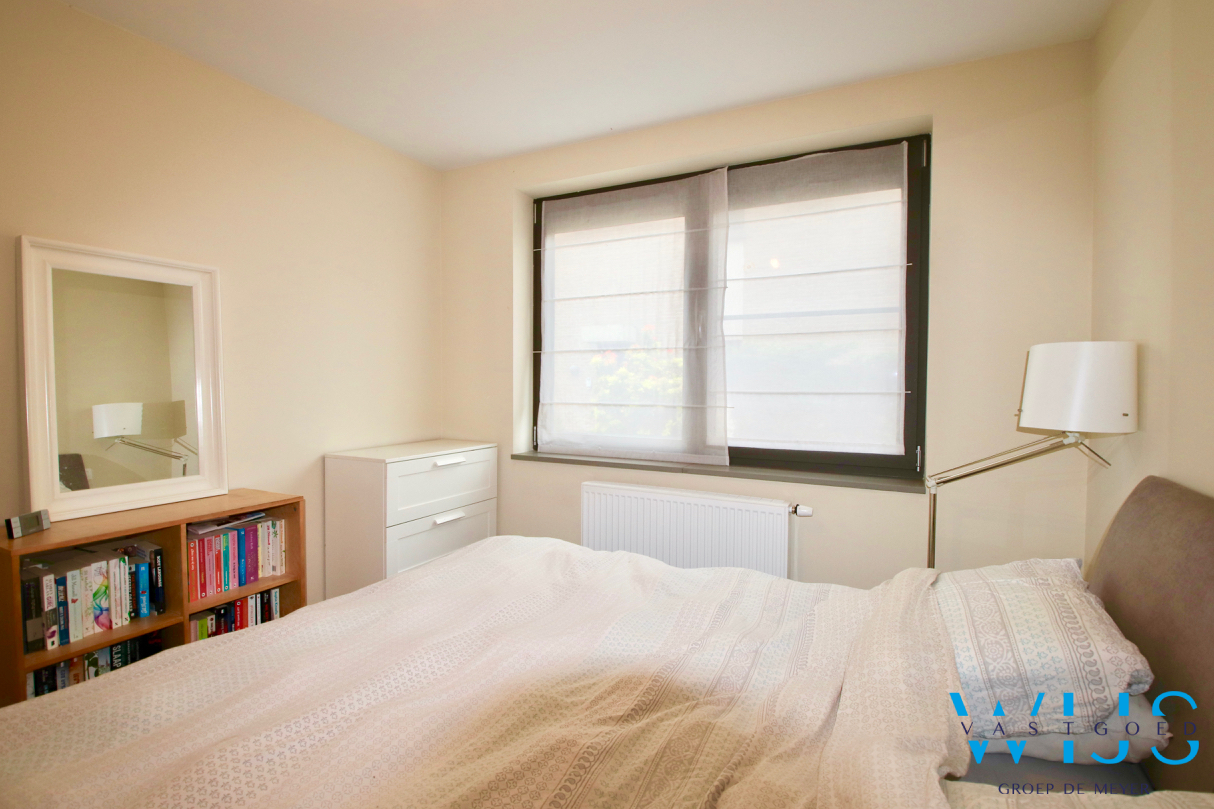 Gelijkvloers éénslaapkamer appartement met garage &amp; terras in het landelijke Oosteeklo ! 