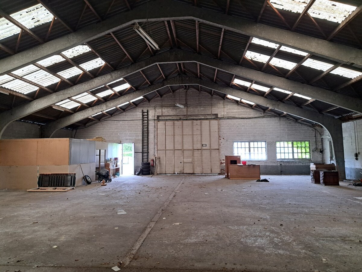 Sur 3200 m² en zone d'habitat vaste ensemble immobilier comprenant une villa de 240m² et 600m² d'entrepôt. 