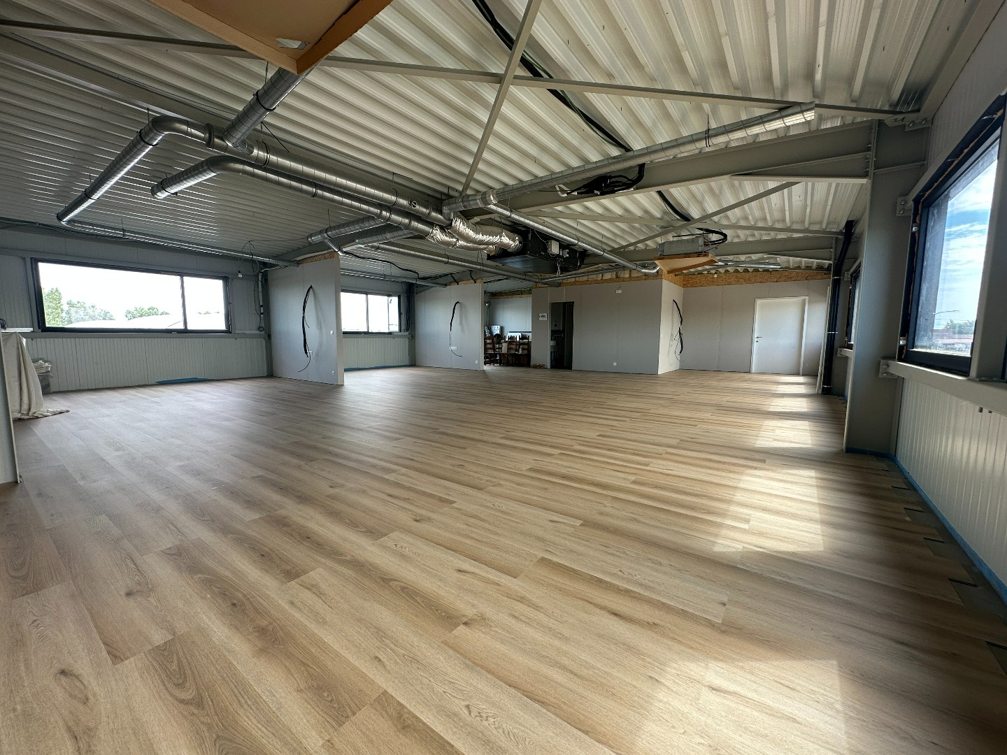 Prachtige kantoorruimte, 275 m², met private parking, gunstig gelegen te Torhout. 