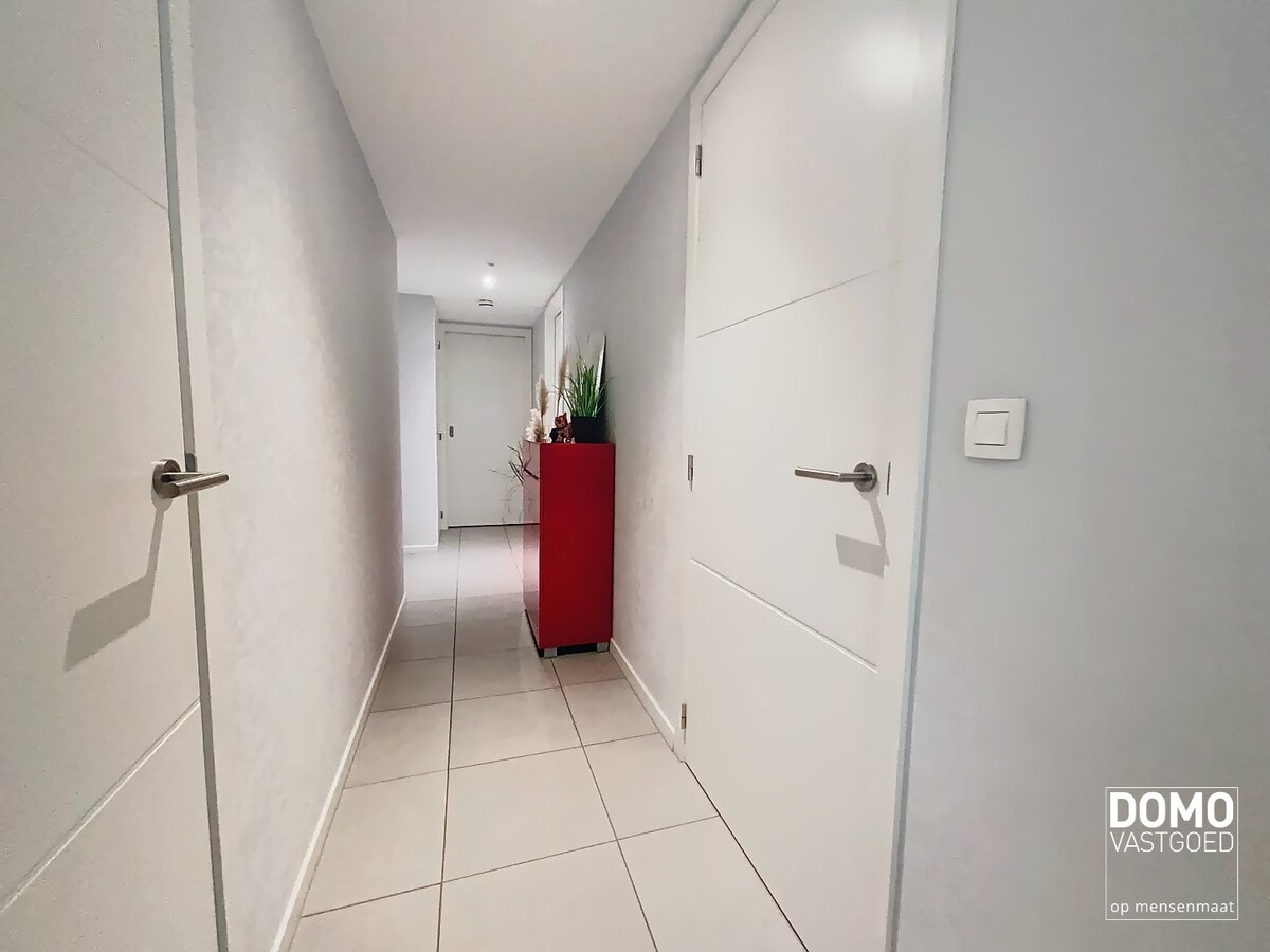 GELIJKVLOERS 1 SLAAPKAMER APPARTEMENT MET TUIN EN ONDERGRONDSE AUTOSTANDPLAATS GELEGEN TE SPALBEEK 