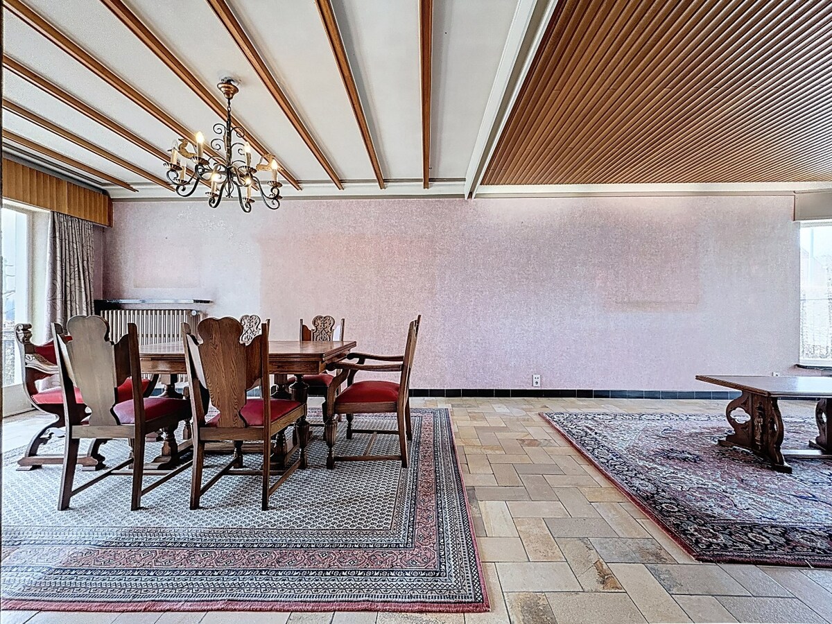 Ruime, karaktervolle woning met zuidgerichte tuin te Hillegem 