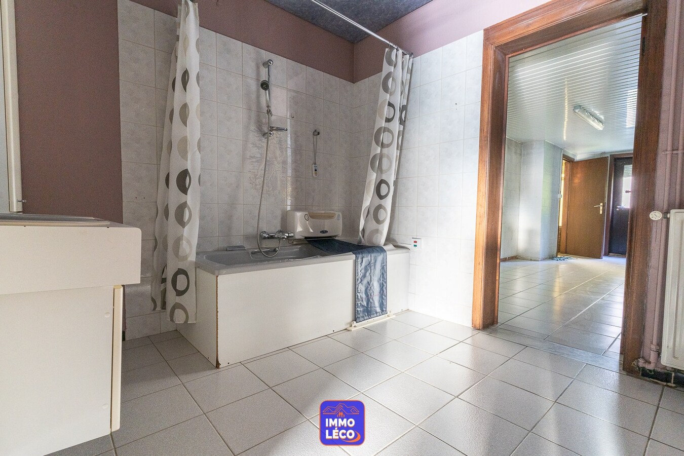 "Plain-Pied" érigé sur 544m² avec double garage, parking, jardin ! 