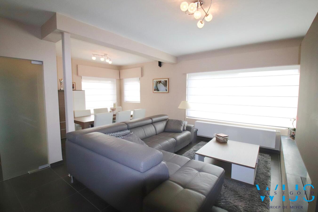 Tot in de puntjes gerenoveerde halfopen bebouwing met lounge gedeelte! 