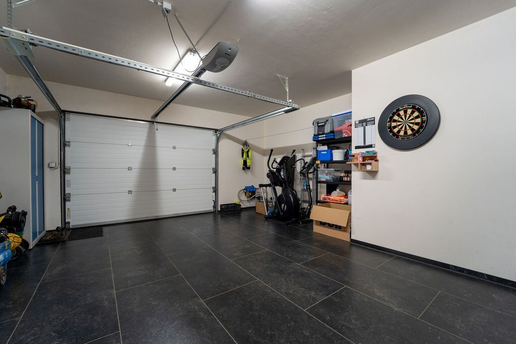 PRACHTIG GERENOVEERDE WONING MET 3 SLAAPKAMERS, 2 BADKAMERS, INPANDIGE GARAGE EN PAARDENSTALLINGEN MET ENERGIEZUINIG EPC TE WIJER (NIEUWERKERKEN) 