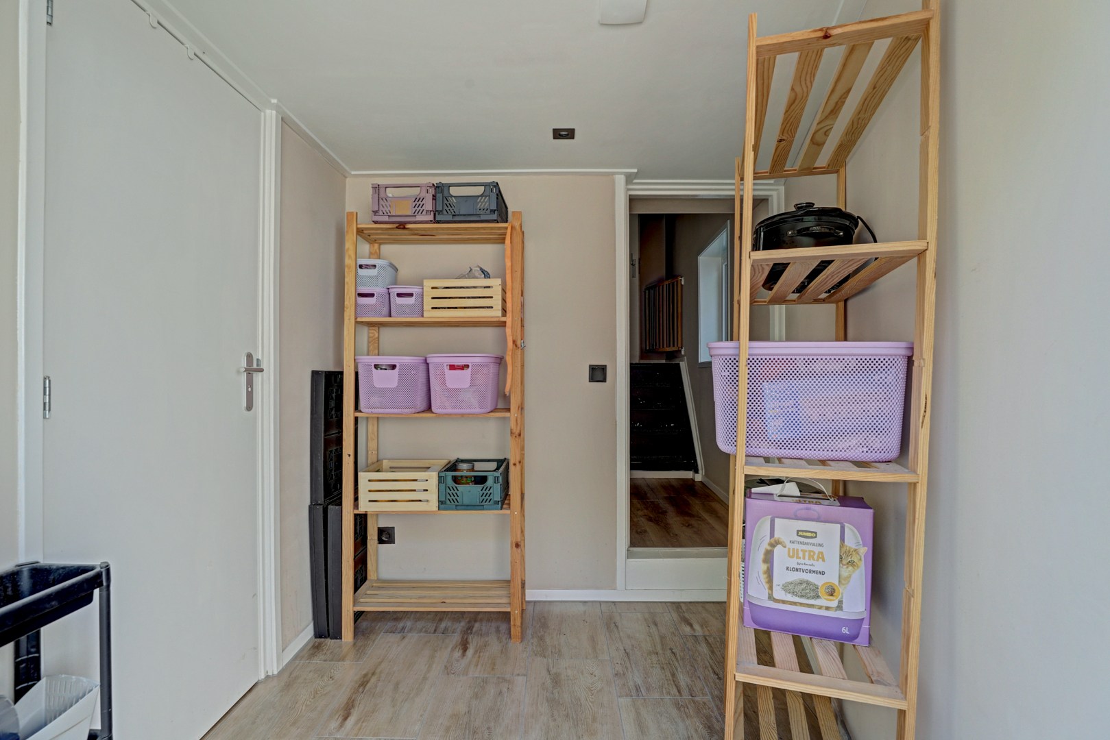 Instapklaar en tot in de puntjes verzorgd, met twee slaapkamers en een fraai verbouwde schuur voor praktijk, werk of hobby. 