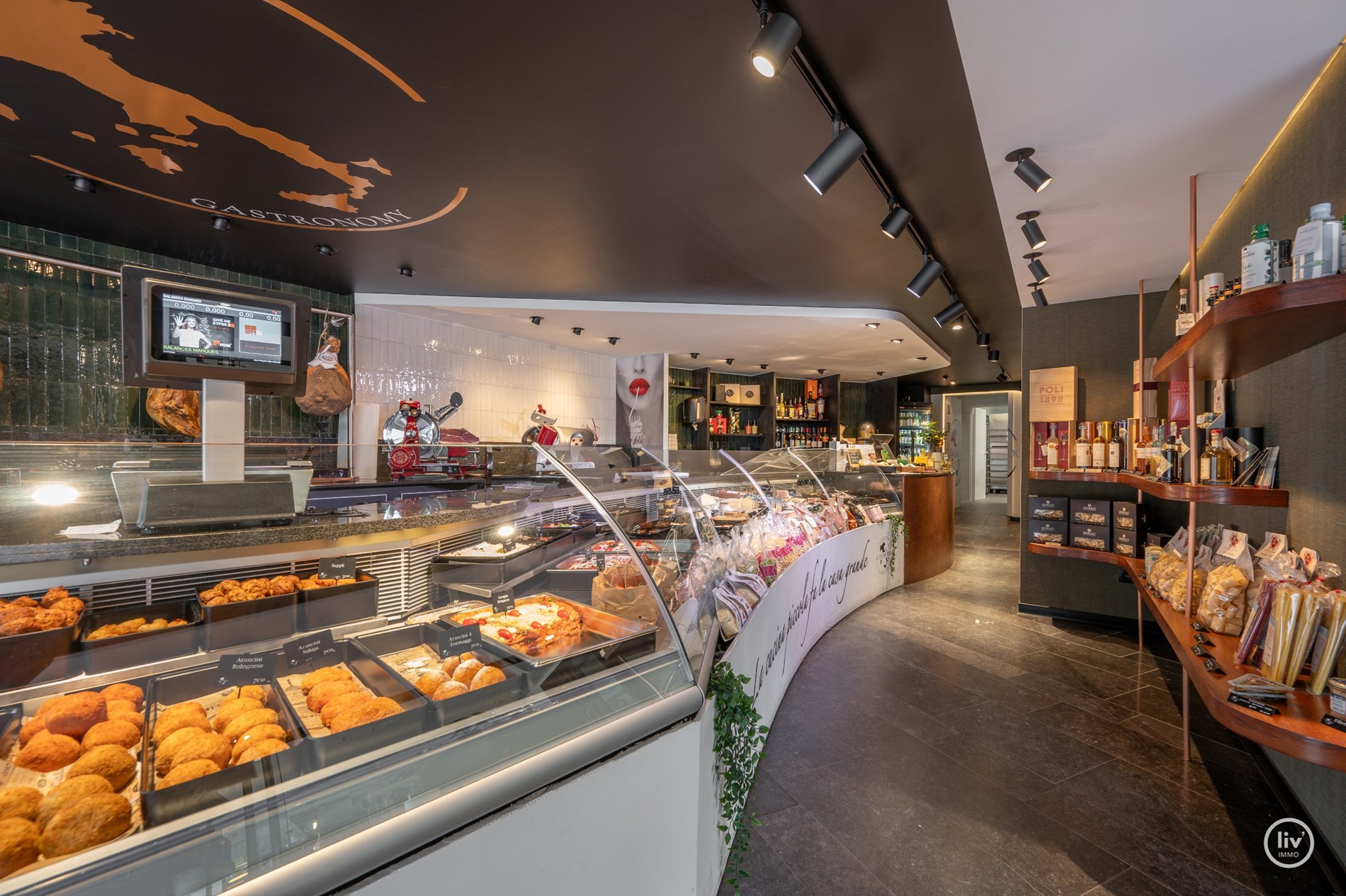 Rez-de-chaussée commercial loué, situé au centre de l'avenue Lippens, actuellement exploité comme traiteur (rendement de 5%). 