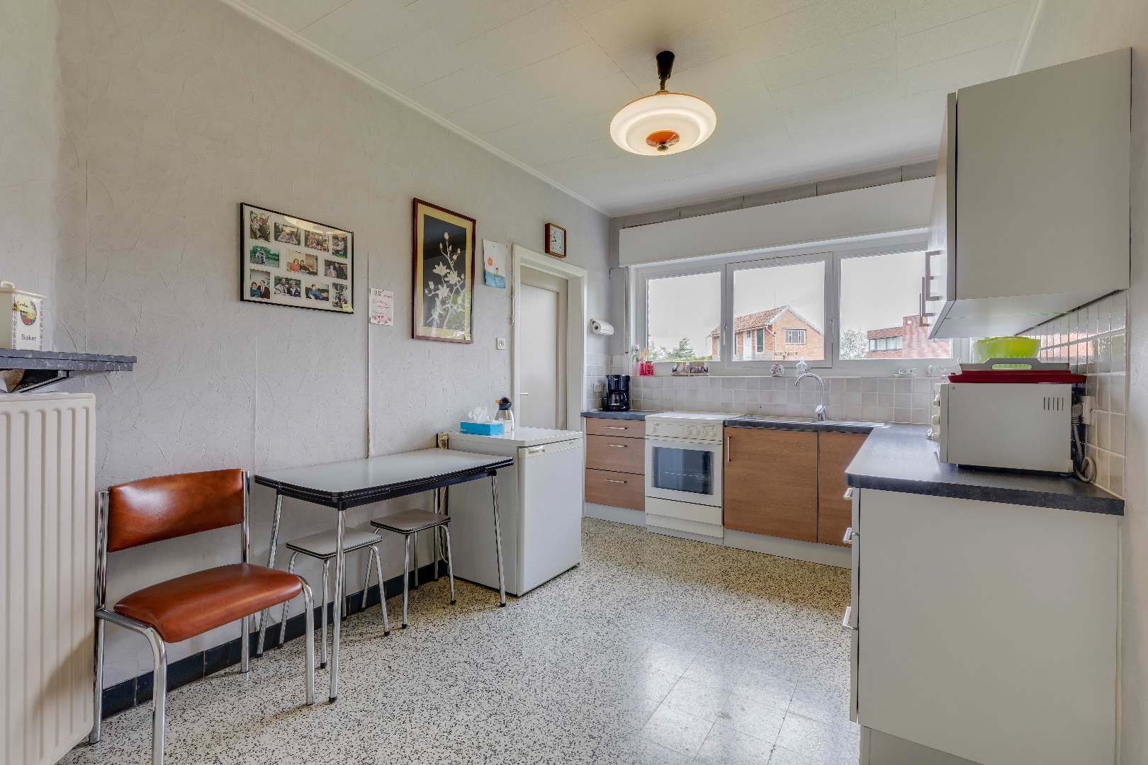 Residentieel gelegen open bebouwing met 5 slaapkamers en grote tuin 