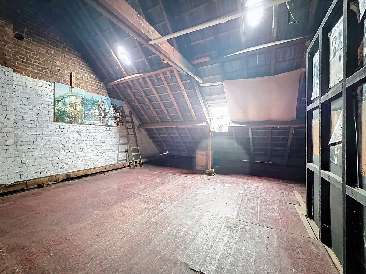 Op te frissen (gezins)woning met garage en tuin te Bevegem 