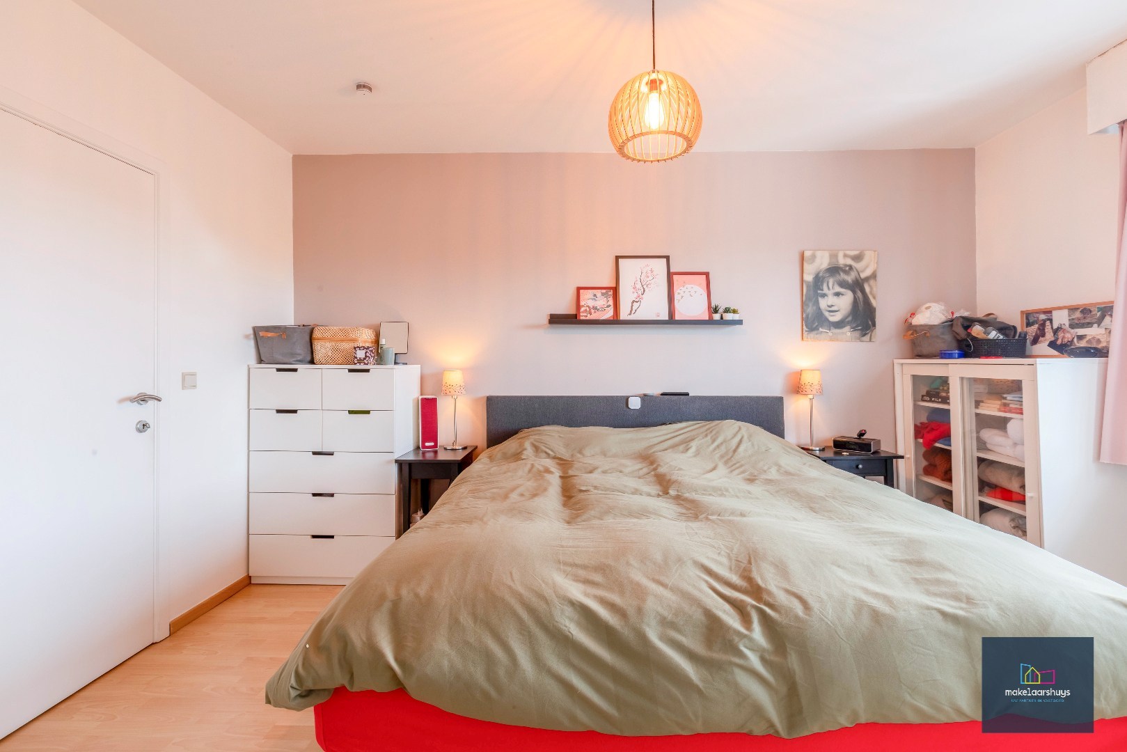 Heel ruime instapklare woning in rij  met zonneterras en 2 staanplaatsen 