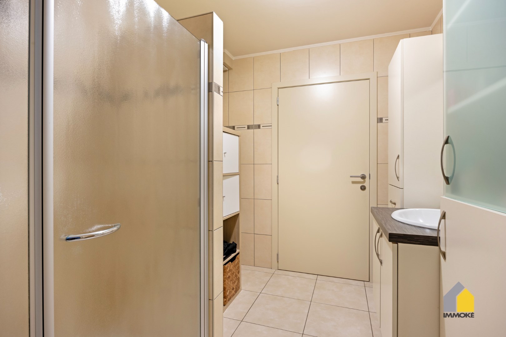 Gelijkvloers appartement (120 m²) met ruime woonkamer, 2 slpks. en terras. 