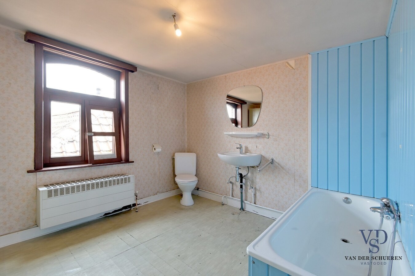 Ruime garage/opslagruimte gekoppeld aan woonst 