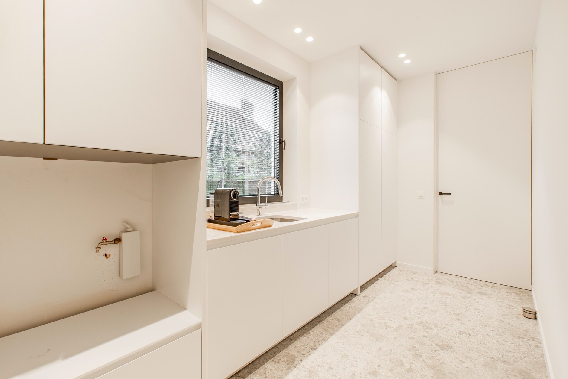 À LOUER : Villa de construction récente et élégante de 2021 alliant confort contemporain et grands volumes de vie, située dans un emplacement exceptionnel à proximité du centre de Knokke-Heist. 