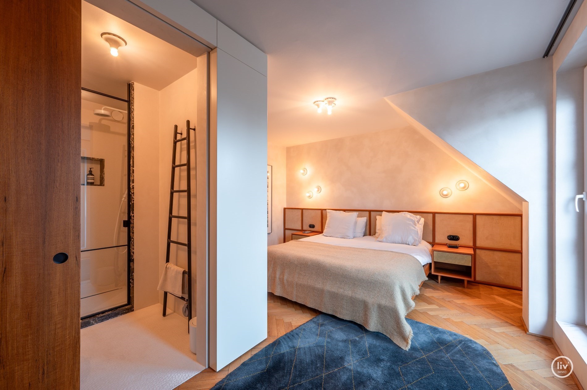 Uniek afgewerkt duplex dakappartement met mooie terrassen gelegen aan de zuidkant van de Kustlaan, vlakbij het Driehoeksplein. 