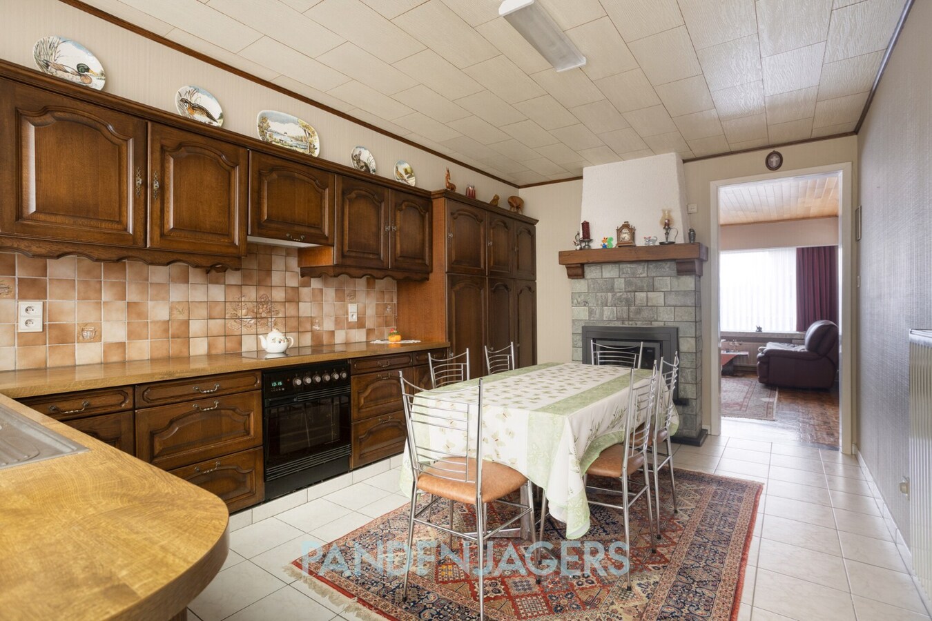 Ruime woning met zij-ingang en achterliggende garage te OLVW 