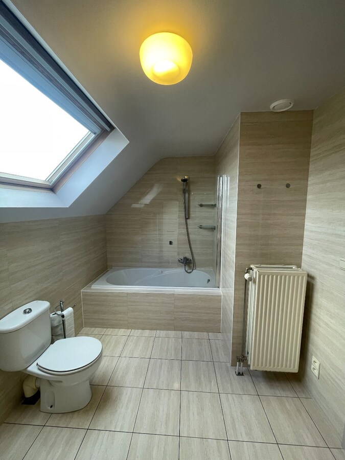 Verzorgde bel-etagewoning met 3 slpk, terras, patio  en garage nabij het centrum van As. 