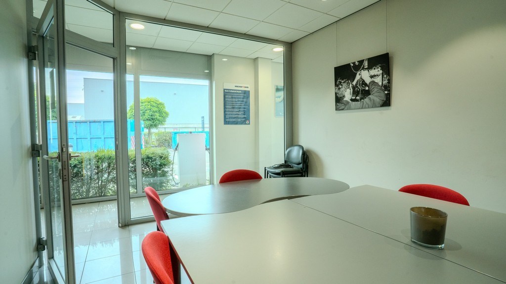 Magazijn met kantoren te huur langs E34 in Beveren