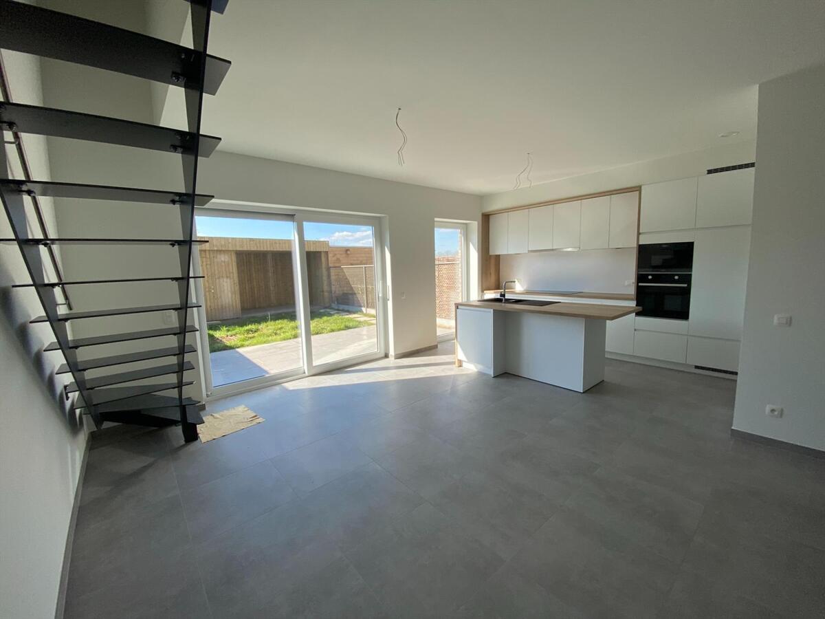 Uitstekend gelegen nieuwbouwwoning met autostaanplaats en fietsenberging 