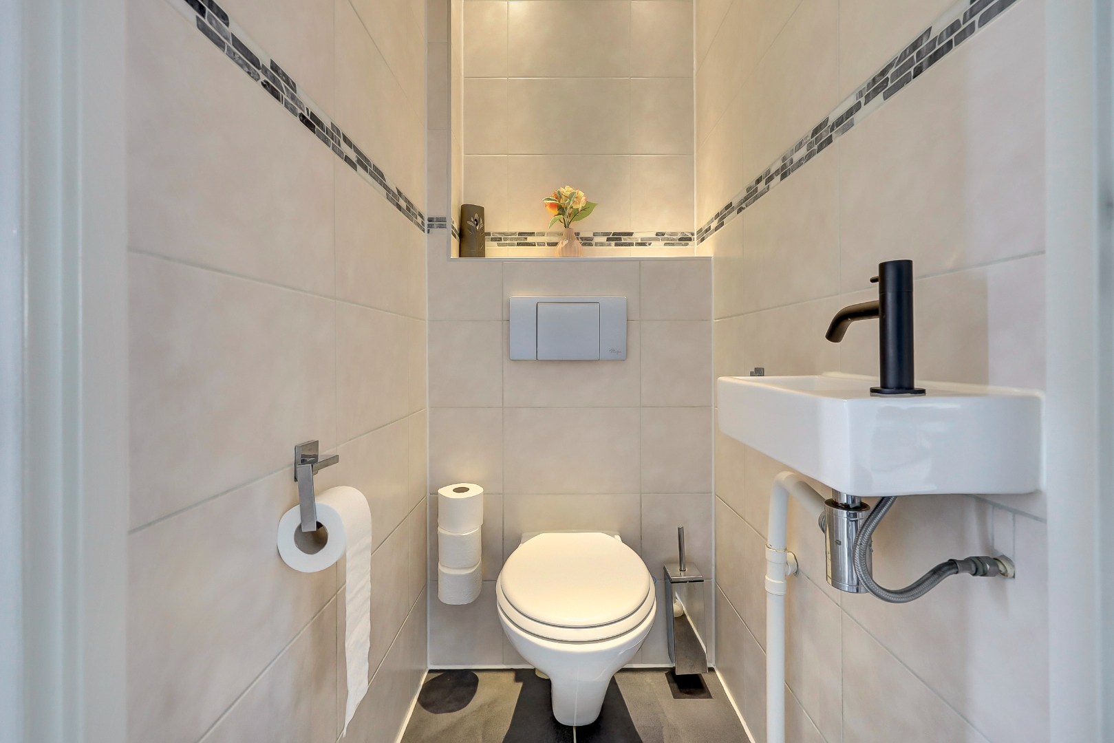 Dit lichte 4-kamer appartement op de 4e verdieping, met 3 slaapkamers, keurige keuken, balkon op het zuiden en berging in de onderbouw is gelegen in de populaire wijk "Ommoord". 