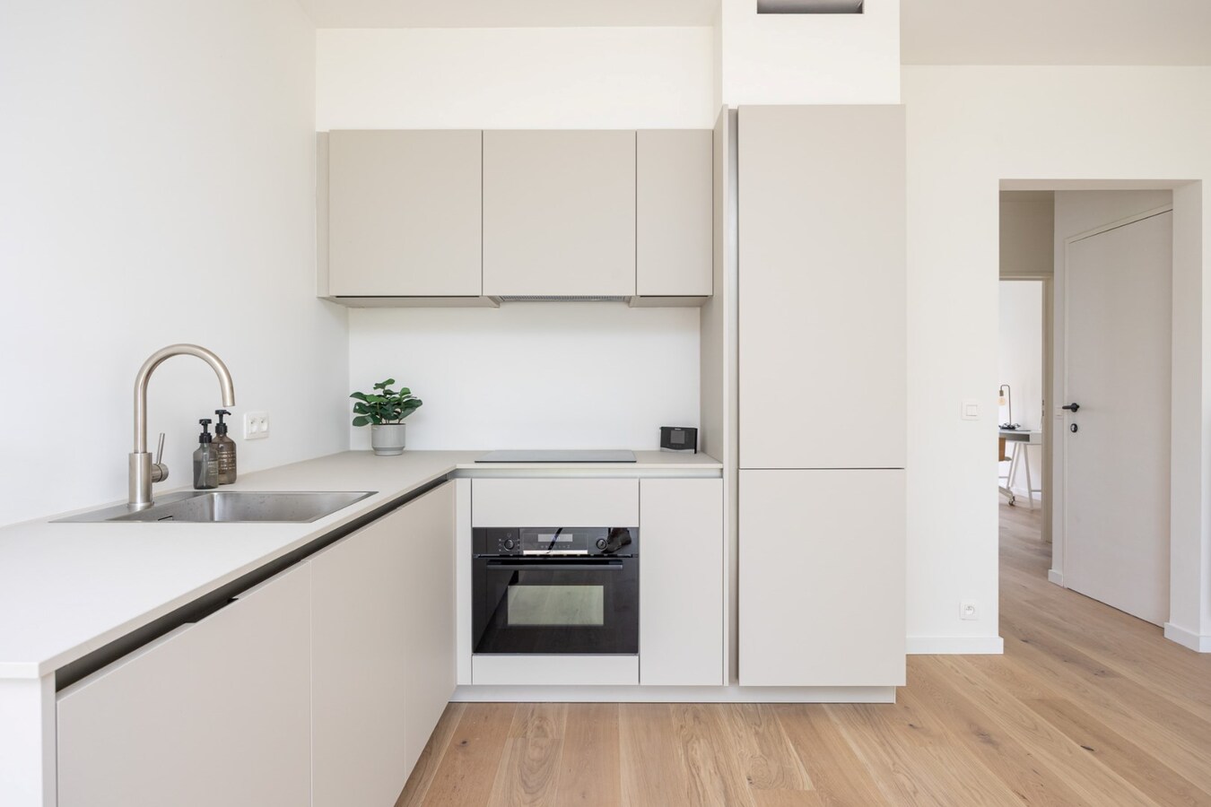 Gerenoveerd glvl appt met tuin te Kontich! 