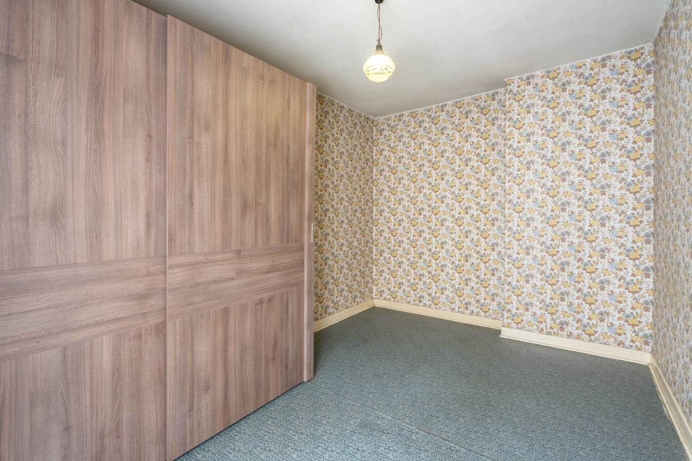 Charmante, te renoveren woning op een perceel van 9a14ca met ruime garage in achtertuin! 