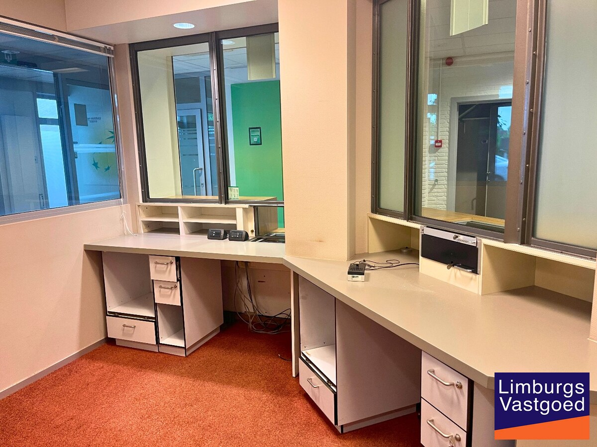 Kantoorgebouw 482m² op 3a85ca met tuin en garage op commerciële topligging 