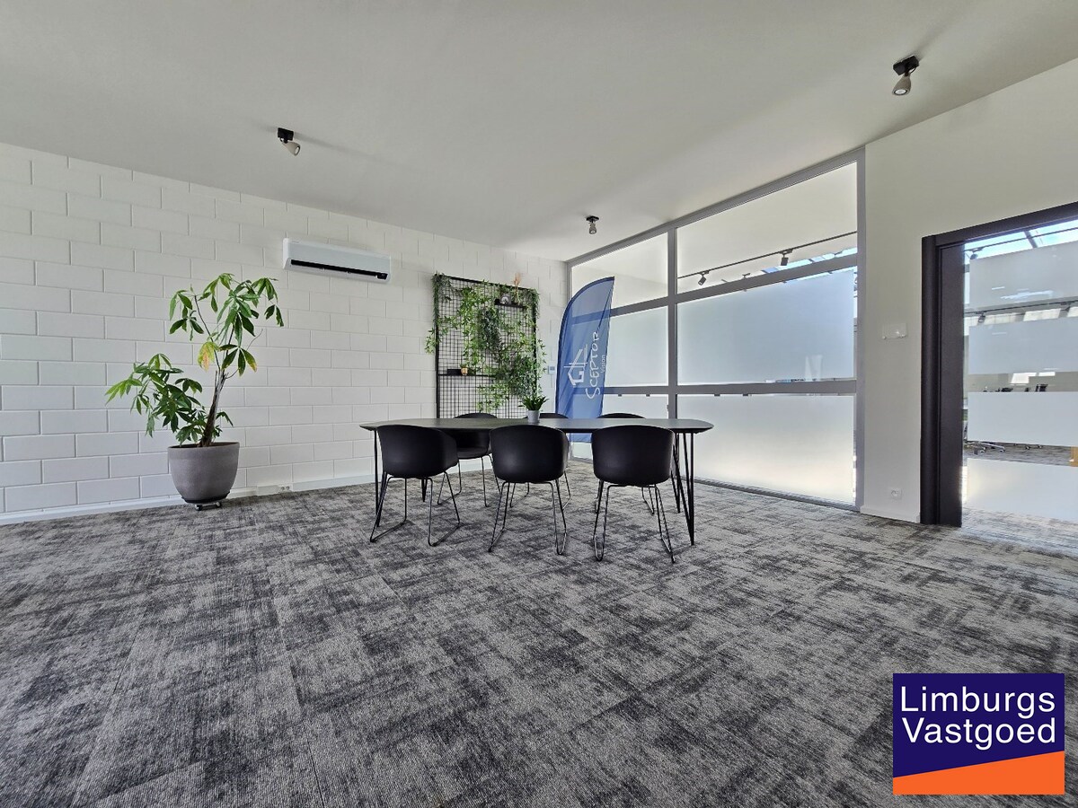 Terbeschikkingstelling van infrastructuur in vernieuwde kantoren met parking, v.a. 21 m², Genk-Noord 