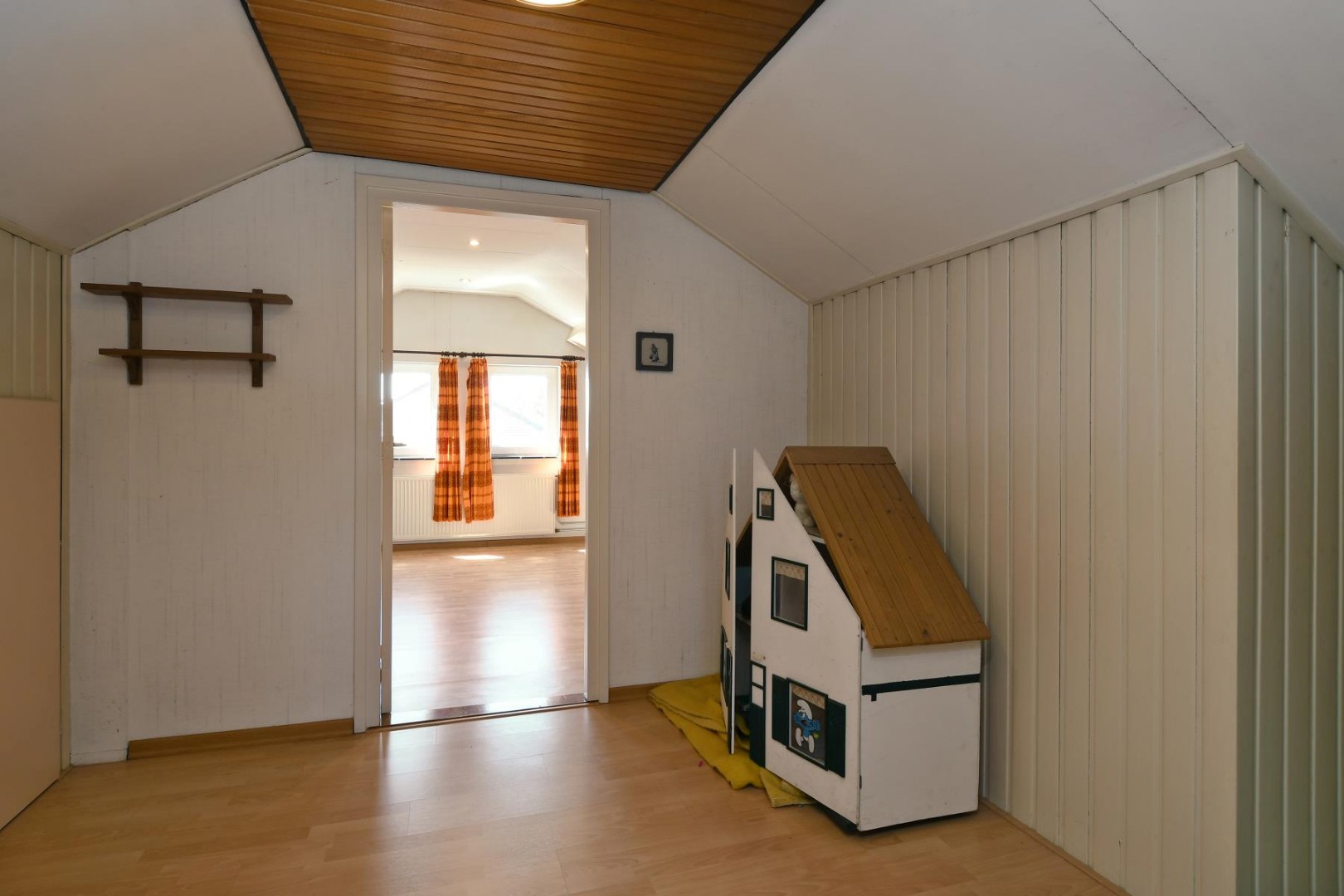 Verrassend ruime levensloopbestendige woning met vier slaapkamers, terras en souterrain met ruime hobbyruimte en inpandige garage. 