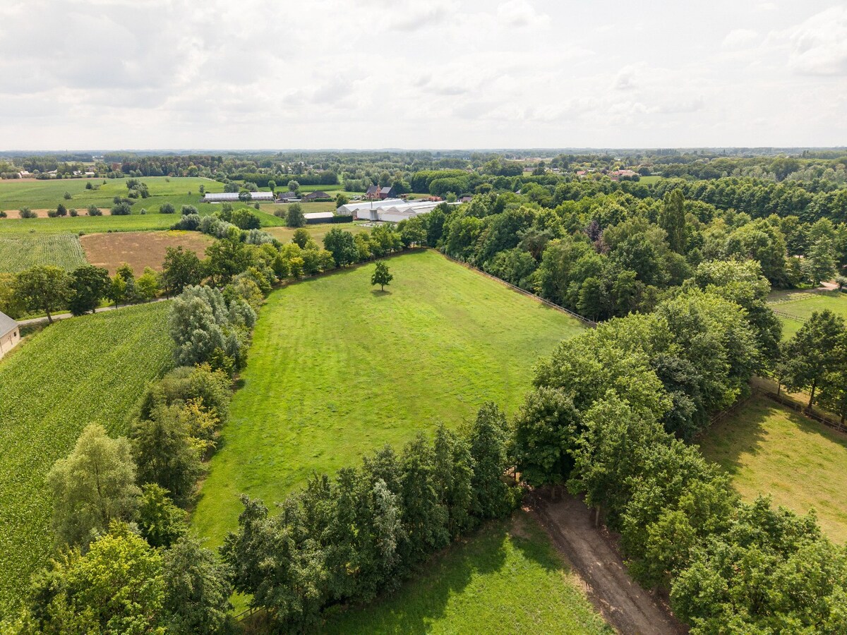 Prachtige landelijke villa met gezinstuin en graslanden op 32.558m² 