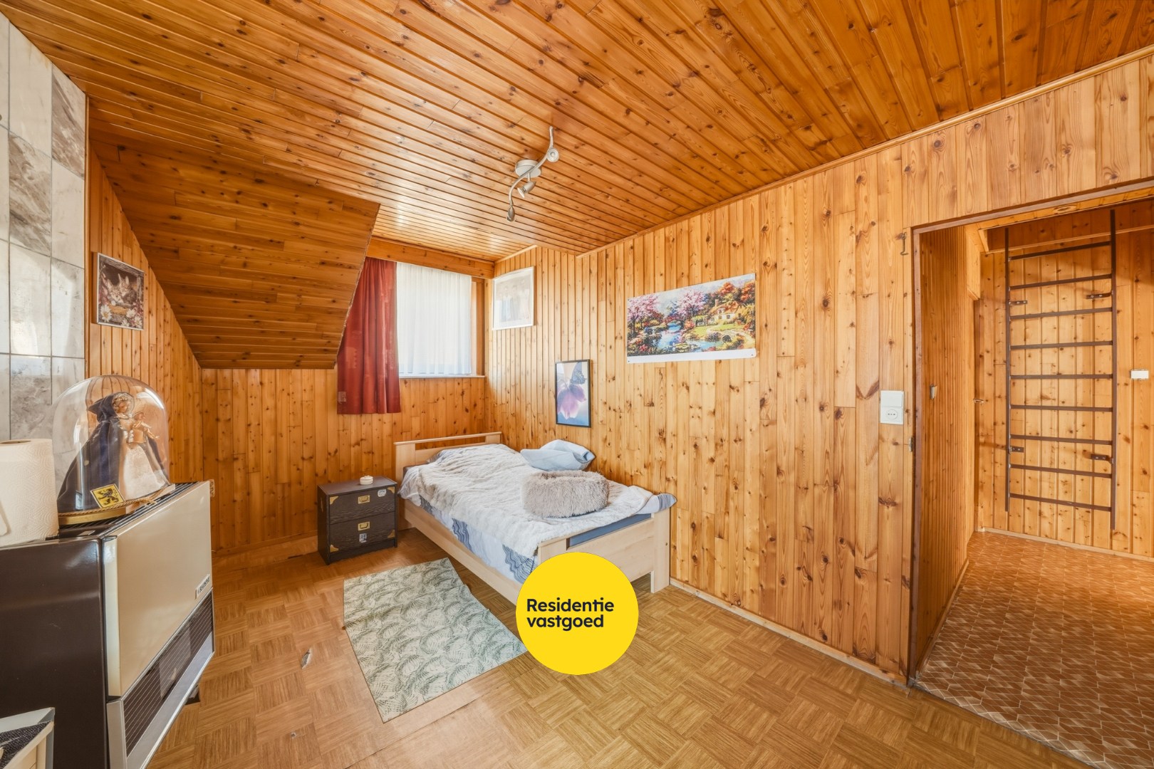 Op te frissen hoekwoning met garage in Bredene 