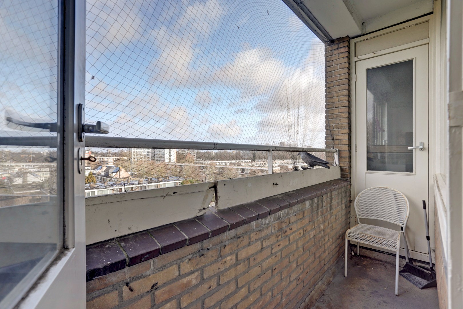 4-kamer appartement op de 6e verdieping met keurige keuken en badkamer, 2 balkons, berging in de onderbouw en gelegen op eigen grond! 